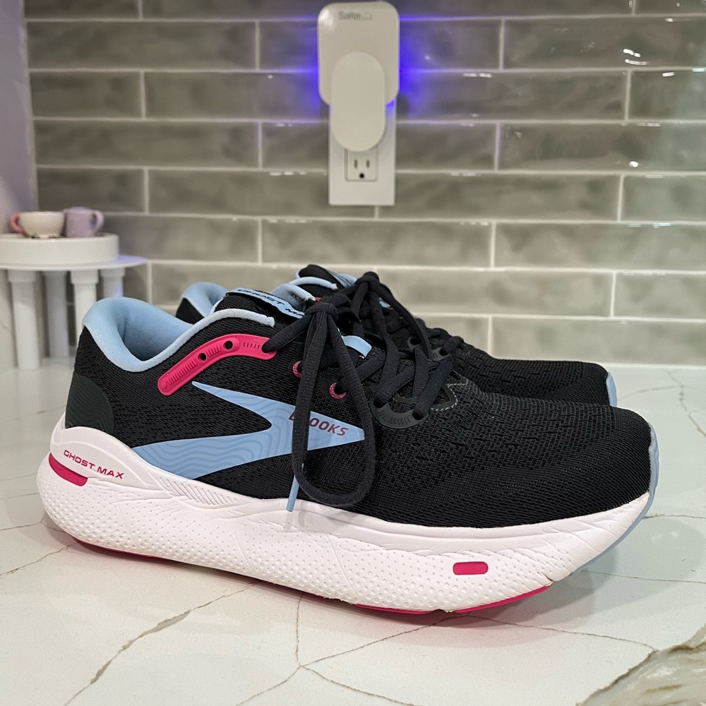 Brooks Ghost Max Running Shoes. Women’s Size 10.5 Color Black.